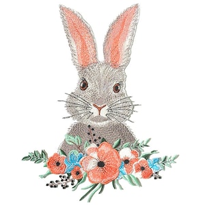 Op de afbeelding: Geborduurde patch met een grijze konijn met lange oren en een bloemstuk. Het konijn heeft bruine ogen en snorharen. De bloemen zijn oranje, blauw en wit met groene bladeren. De patch staat op een witte achtergrond.