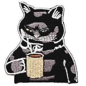 Op de afbeelding: Zwart-witte geborduurde strijkpatch van een kat die een dampende kop koffie vasthoudt.