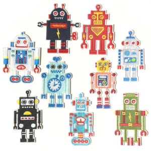 Op de afbeelding: Set van tien kleurrijke geborduurde strijklabels met verschillende robotontwerpen. De robots zijn allemaal in verschillende kleuren, waaronder rood, blauw, groen, geel en zwart. Elke robot heeft een uniek ontwerp, waaronder een klok, een bliksem en een tandwiel.