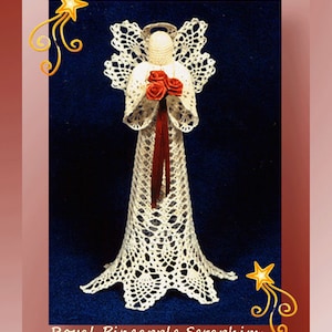 Puede incluir: Un ángel blanco de ganchillo con una cinta roja y un ramo de rosas rojas. El ángel está de pie sobre un fondo azul con estrellas doradas en las esquinas. El texto "Royal Pineapple Seraphim" está en la parte inferior de la imagen.