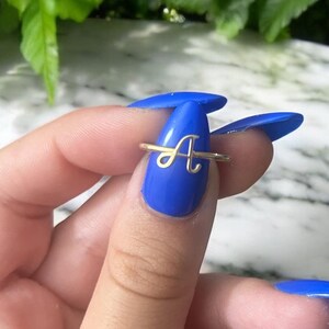 Anillo de letra inicial de oro sólido de 14K, anillo de oro del alfabeto, anillo de oro inicial delgado, anillo de letra de oro, anillo de declaración delicada, regalo para ella de la A a la Z