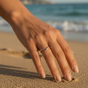 Anillo ondulado de oro macizo de 14K/18K, anillo llamativo de onda fina de 2 mm, anillo curvo pequeño, anillo minimalista de oro curvo, regalo para el Día de la Madre, regalo para ella.