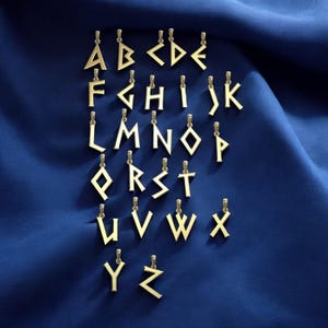 Colgante con inicial de estilo romano griego en oro macizo de 14 quilates, inicial de oro, inicial de oro, dije de oro con inicial, collar con letra, inicial de ella