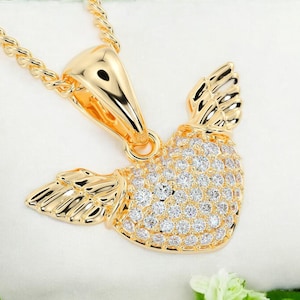Colgante de corazón de diamantes con colgante de alas de ángel, collar de alas con corazón de diamantes, collar de corazón de diamantes para ella, alas de ángel con corazón