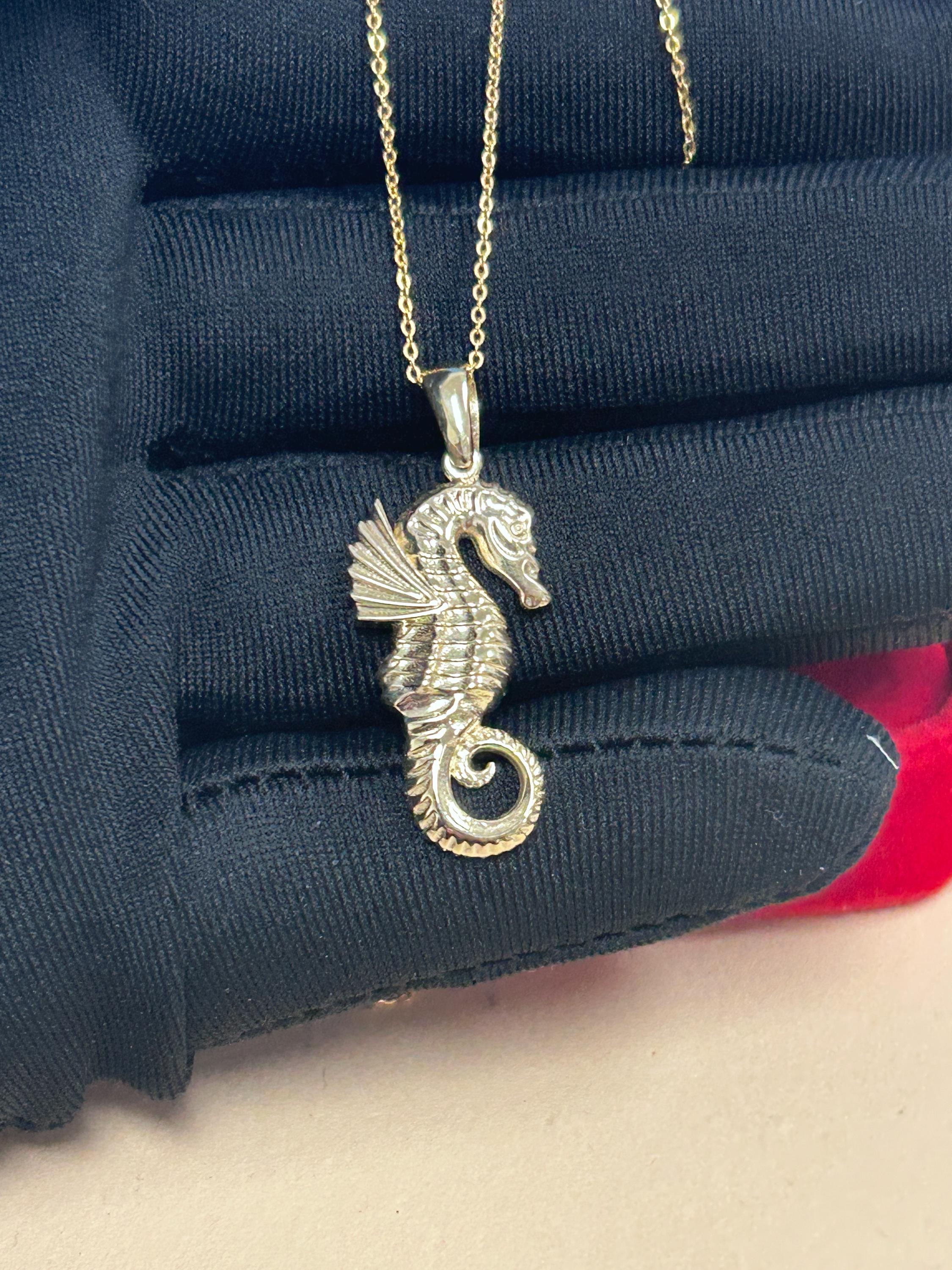 14k Solid Gold Seahorse Pendant, Unisex Stylish Seahorse Pendant