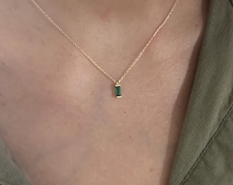 Collar de esmeralda baguette de oro macizo de 14 k, collar de esmeralda en forma de baguette para ella, collar de esmeralda delicado, regalo para ella, su esmeralda