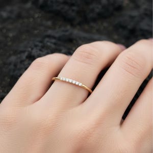 Aliança de casamento em ouro maciço 18K, 7 diamantes cultivados em laboratório, anel fino empilhável, cor F, pureza VVS2, feito sob encomenda, ouro branco, amarelo e rosa