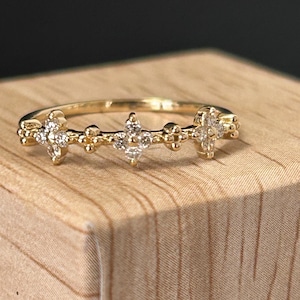 Bague trèfle délicat en or massif 14 carats avec diamants, bague design trèfle en diamants pour elle, bague trèfle demi-éternité 12 diamants, cadeau pour elle