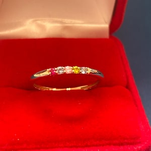 Anello con pietra portafortuna in oro massiccio 14K, anello con pietra portafortuna a cupola personalizzato, fascia con pietra portafortuna personalizzata, regalo per la mamma, regalo per lei, anello personalizzato