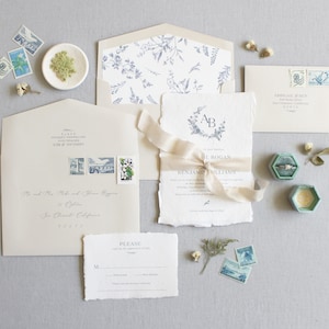 Invito francese provenzale, toile francese, invito ai fiori selvatici, carta fatta a mano, monogramma floreale, bordo addobbato, bordo strappato - CAMPIONE