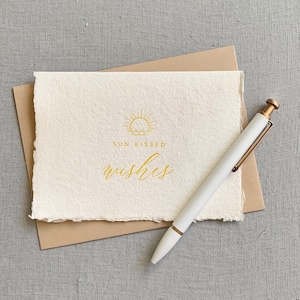 Sun Kissed Wishes Card // vibes d’été, vœux chaleureux, meilleurs voeux, insouciant, style plage, presse-lettres, carte papier fait main