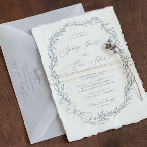 Invito al matrimonio corona, invito di carta fatto a mano, invito al bordo strappato, carta bordata, invito alla vite - CAMPIONE
