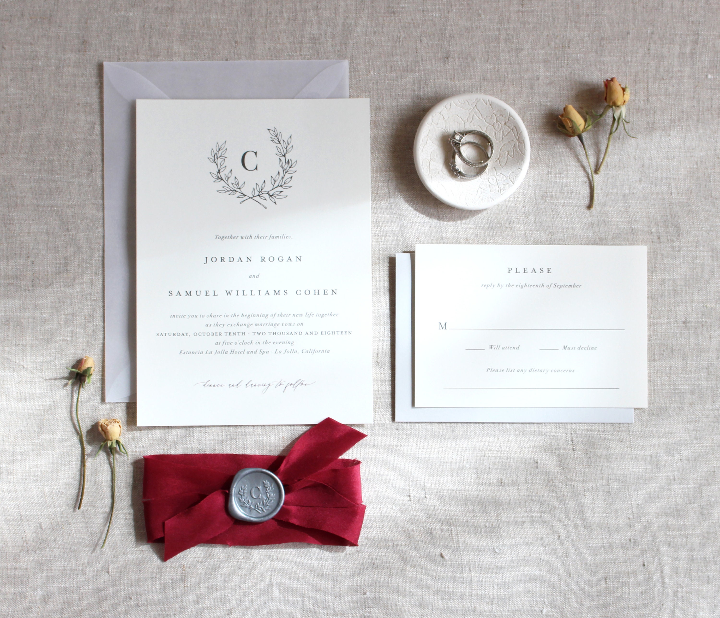 Ejemplo de invitación de boda con borde desbarbado: corona con escudo y  sello de lacre - Etsy México, image size:3000x2577