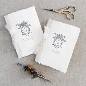 Set di libretti per le promesse nuziali con monogramma, carta fatta a mano con nastro di seta.