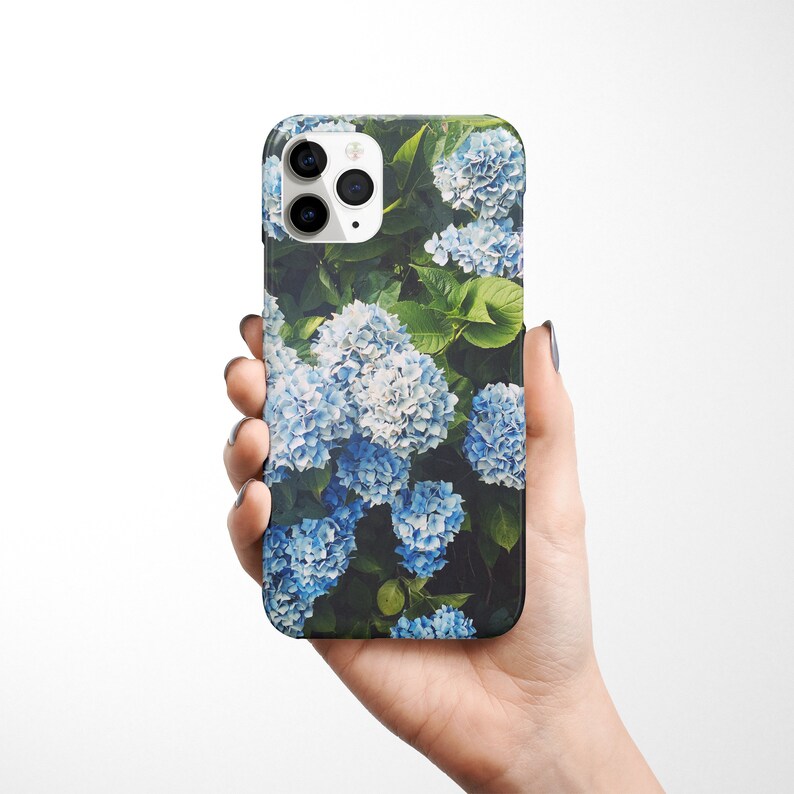 以下が含まれることがあります： 緑色の背景に青いアジサイの花柄が描かれた携帯電話ケースです。