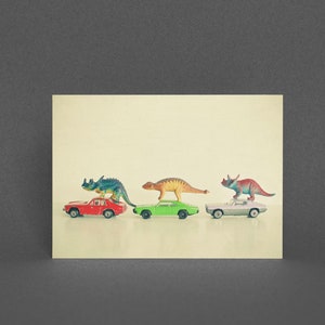 Dinosaurier Grußkarte, Retro Spielzeugauto Karte - Dinosaurier fahren Autos