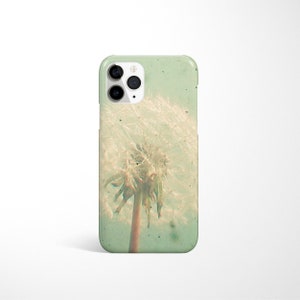 Op de afbeelding: Een groene telefoonhoes met een witte paardenbloem in het midden. De paardenbloem is scherp en de achtergrond is wazig.