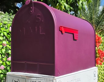 Buzón pintado en morado berenjena - Pintado con aerosol - Protección UV - Resistente al óxido - Un regalo que usarán todos los días