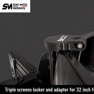 Puede incluir: Bloqueo y adaptador de triple pantalla negro para kit sin bisel de 32 pulgadas. El producto presenta el logotipo "SIM MOD WORKS". La imagen muestra un primer plano de los componentes del producto, destacando su diseño.