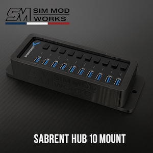 Könnte beinhalten: Ein schwarzes Sabrent Hub 10 Mount mit zehn USB-Anschlüssen und einer Reihe schwarzer Tasten. Das Produkt hat das Sim Mod Works Logo und Text auf der Seite. Der Text "SABRENT HUB 10 MOUNT" befindet sich unten.