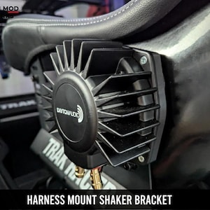 Soporte de Bass Shaker BST-1 para asientos tipo butaca - Montaje en canal de arnés (100 x 40 mm) - Sim Racing Haptics