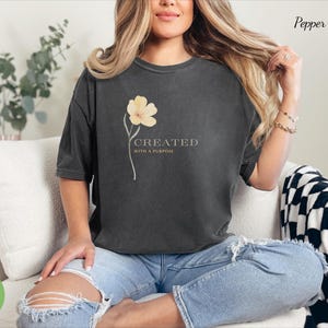 Camiseta cristiana Comfort Colors®, regalos cristianos, camiseta de flores silvestres, camiseta de fe, camiseta inspiradora, camiseta de Jesús, camiseta con versículos religiosos de la Biblia