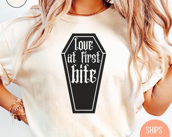 Camiseta de vampiro místico "Amor a primera vista", camiseta vintage de Mystic Falls, camiseta de vampiro, amante de los vampiros, fan de TVD, regalo de Halloween, fan de los vampiros