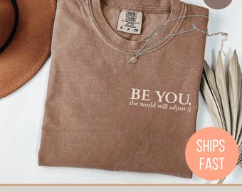 Camiseta Comfort Colors® "Sé tú, el mundo se ajustará", camiseta inspiradora para mujer, idea de regalo positiva, "Ámate a ti mismo"