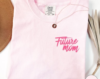 Maglietta con colori retrò per annunciare la gravidanza, maglietta per annunciare la gravidanza per future mamme, maglietta per essere in attesa di una nuova mamma, maglietta premaman per future mamme