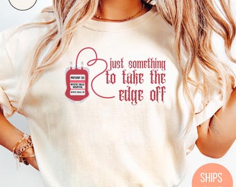 Camiseta "Quita el filo" de "Místico vampiro", camiseta vintage de Mystic Falls, camiseta de vampiro, amante de los vampiros, fan de TVD, regalo de Halloween, fan de los vampiros