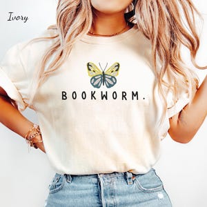 Comfort Colors® Bücherwurm Shirt Buch Nerd Shirt Lustiges Leser Shirt Lesen verbotene Bücher Buch Club Shirt Noch ein Kapitel Buch Liebhaber Geschenk