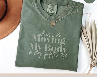 Camiseta para amantes del pilates, camiseta cómoda para el bienestar y el entrenamiento en colores vibrantes.