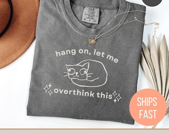 Comfort Colors®「Hang On Let Me Overthink This」シャツ、猫の飼い主シャツ、メンタルヘルスシャツ、女性用おもしろシャツ、大人向けユーモアシャツ