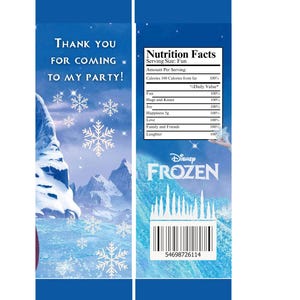 Puede incluir: Una bolsa de fiesta azul y blanca con tem&aacute;tica de Frozen. La parte delantera de la bolsa presenta una escena de monta&ntilde;a con copos de nieve y el texto "&iexcl;Gracias por venir a mi fiesta!" La parte posterior de la bolsa tiene una etiqueta de informaci&oacute;n nutricional con el logotipo de Disney Frozen y un c&oacute;digo de barras.