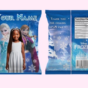 Puede incluir: Una bolsa de regalo de fiesta personalizada azul y blanca con los personajes de Disney Frozen Elsa, Anna y una ni&ntilde;a. La bolsa tiene el texto "Your Name" y "Thank you for coming to my party!" impreso en ella. La parte posterior de la bolsa tiene una etiqueta de informaci&oacute;n nutricional y el logotipo de Disney Frozen.