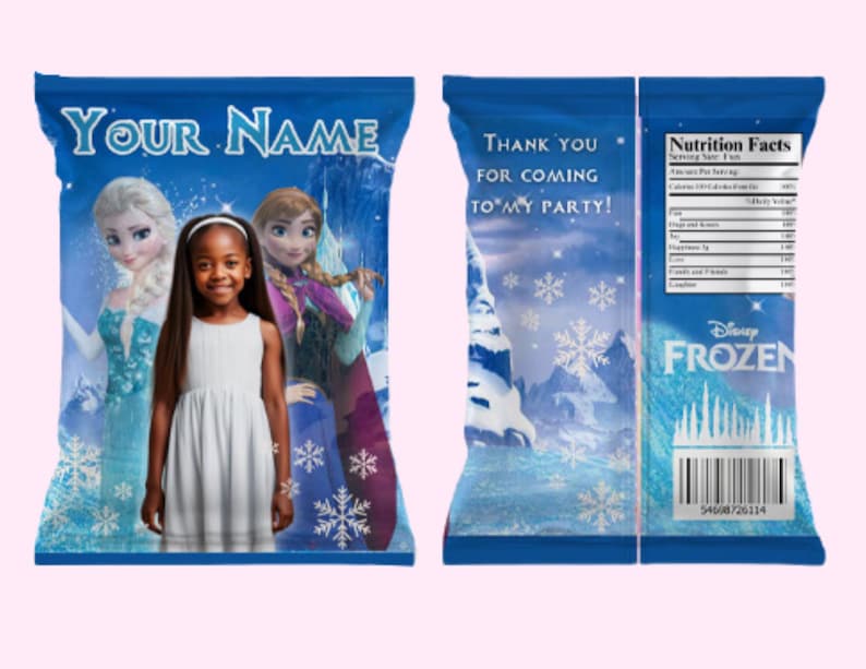 Puede incluir: Una bolsa de regalo de fiesta personalizada azul y blanca con los personajes de Disney Frozen Elsa, Anna y una ni&ntilde;a. La bolsa tiene el texto "Your Name" y "Thank you for coming to my party!" impreso en ella. La parte posterior de la bolsa tiene una etiqueta de informaci&oacute;n nutricional y el logotipo de Disney Frozen.