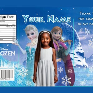 Puede incluir: Una invitaci&oacute;n a una fiesta de Frozen en azul y blanco con una imagen de Elsa, Anna y una ni&ntilde;a. La invitaci&oacute;n dice "&iexcl;Gracias por venir a mi fiesta!" y tiene una etiqueta de informaci&oacute;n nutricional con el texto "Disney Frozen".