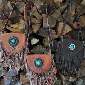 Verstellbar über der Schulter / Umhängetasche aus Leder - Handgefertigter Boho-Stil mit Türkis und Lederstichdetail