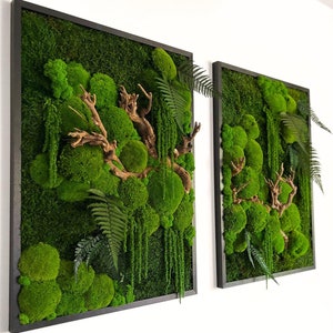 Può includere: Due pezzi di arte da parete in muschio incorniciati con un design a ramo di legno naturale. Il muschio è di un verde vibrante e le cornici sono nere.