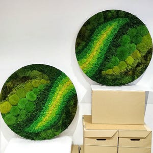 Tranquil Forest Circle Moss Wall Art – Reindeer & Ball Moss in Rich Green Shades – No-Maintenance Natural Decor