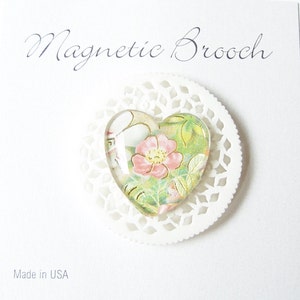 Magnetische broche hartvormige glazen koepel met designer papier bloemen ontwerp - filagree bot backing - magneet sluiting