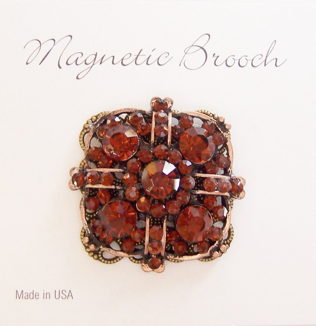 Broche magnétique de col anglais, noir et perle. Broche cravate stock