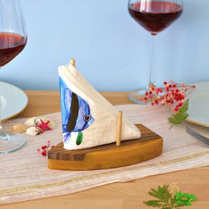 Porta tovaglioli in resina epossidica color caramello e legno per barche a vela, regalo fatto a mano per gli amanti del mare, decorazioni per la casa e la tavola in stile marittimo, regalo di inaugurazione della casa in stile nautico
