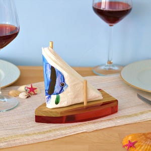 Porta tovaglioli in resina epossidica e legno per tavolo a forma di barca a vela, regalo di inaugurazione della casa nautica per la prima casa costiera, accessorio da cucina trasparente rosso da spiaggia