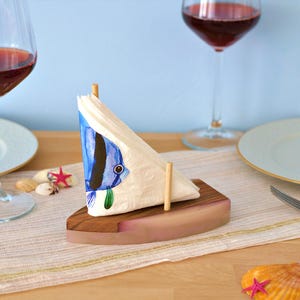 Portatovaglioli di carta velina per barche a vela in resina epossidica e legno per tavolo, decorazioni per matrimoni costieri, regalo di fidanzamento nautico, decorazioni per vela bianche nei toni del rosso