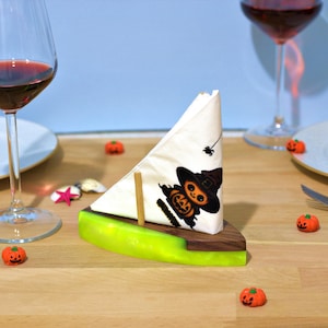 Porta tovaglioli a forma di barca a vela giallo neon di Halloween, decorazione da tavolo in resina e legno, accessorio da cucina in stile cottage sulla spiaggia, idea regalo nautica per Halloween