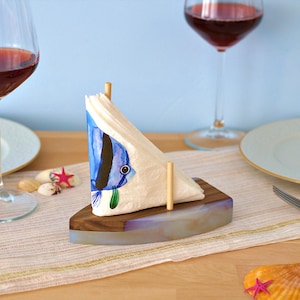 Decorazione da tavolo in resina epossidica e legno Portatovaglioli verticale design barca a vela, regalo di inaugurazione della casa per la nuova casa costiera, supporto per carta velina nautica