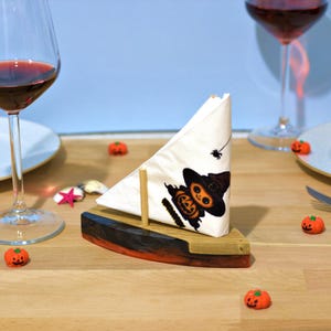Porta tovaglioli verticale in legno e resina a forma di barca a vela, decorazione per tavolo da pranzo nautico, regalo di Halloween per marinai in stile costiero, accessorio da cucina per la spiaggia