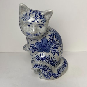 Chinoiserie Crackle Glaze Cat Figurine: Blue & White Floral Ceramic