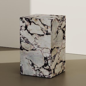 Table d'appoint ViolaPlinth en marbre Calacatta Viola, table de bout rectangulaire en pierre, table de chevet sculpturale